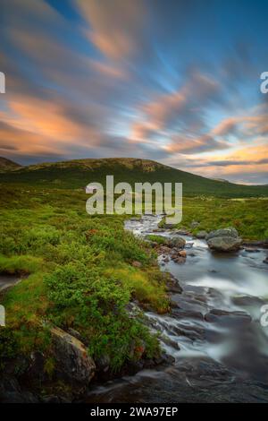 Cabane de rivière et de fjell, près du lac Savalen, longue exposition, photo de paysage, ambiance du soir, coucher de soleil, Savalen, Tynset, Innlandet, Norvège, Europe Banque D'Images