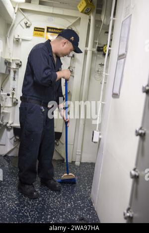 Forces militaires AMÉRICAINES. 180519KP946-0013 ACTIVITÉ DE SOUTIEN NAVAL SOUDA BAY, Grèce (19 mai 2018) technicien cryptologique (technique) de 2e classe Johnryan Rodil, de San Jose, Californie, balaye à bord du destroyer de missiles guidés de classe Arleigh Burke USS Donald Cook (DDG 75) à l'activité de soutien naval Souda Bay, Grèce, le 19 mai 2018. Donald Cook, déployé à Rota, en Espagne, effectue sa septième patrouille dans la zone d’opérations de la 6e flotte américaine en soutien aux alliés et partenaires régionaux et aux intérêts de sécurité nationale des États-Unis en Europe et en Afrique. (Photo de l'US Navy par Mass communication Specialist 2nd Cl Banque D'Images