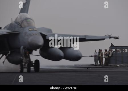 Forces militaires AMÉRICAINES. 180521EA818-0094 MEDITERRANEAN SEA (21 mai 2018) un F/A-18F Super Hornet, affecté au ТRed RippersУ of Strike Fighter Squadron (VFA) 11, atterrit sur le pont d'envol alors que les marins observent depuis la plate-forme de Landing signal Officer à bord du porte-avions de classe Nimitz USS Harry S. Truman (CVN 75). En tant que navire battant pavillon du Carrier Strike Group 8, le soutien de Truman à l'opération Inherent Resolve démontre la capacité et la flexibilité des forces navales américaines, et sa détermination à éliminer le groupe terroriste ISIS et la menace qu'il représente. (Photo de l'US Navy par Mass communication Speciali Banque D'Images