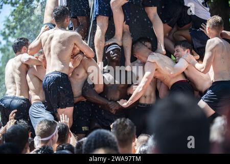 Forces militaires AMÉRICAINES. 180521MY922-0012 ANNAPOLIS, Maryland (21 mai 2018) l'académie navale américaine plébiscite une pyramide humaine autour du monument Herndon de 21 pieds de haut pour enlever un chapeau plébé que les hommes de classe supérieure ont placé sur le dessus. L'ascension de Herndon est considérée comme la pierre angulaire de l'année de première année à l'Académie navale des États-Unis une fois que la classe de première année complète l'obstacle, ils ne sont plus plébes. (Photo de l'US Navy par Kaitlin Rowell, spécialiste des communications de masse de 3e classe/publié) Banque D'Images