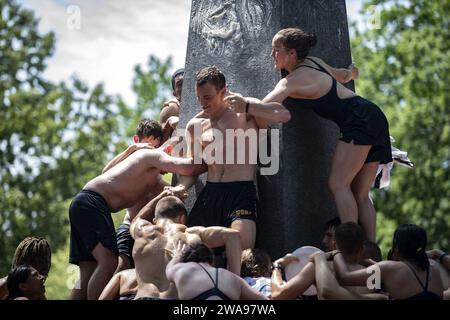 Forces militaires AMÉRICAINES. 180521MY922-0009 ANNAPOLIS, Maryland (21 mai 2018) l'académie navale américaine plébiscite une pyramide humaine autour du monument Herndon de 21 pieds de haut pour enlever un chapeau plébé que les hommes de classe supérieure ont placé sur le dessus. L'ascension de Herndon est considérée comme la pierre angulaire de l'année de première année à l'Académie navale des États-Unis une fois que la classe de première année complète l'obstacle, ils ne sont plus plébes. (Photo de l'US Navy par Kaitlin Rowell, spécialiste des communications de masse de 3e classe/publié) Banque D'Images