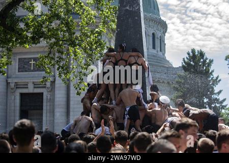 Forces militaires AMÉRICAINES. 180521MY922-0007 ANNAPOLIS, Maryland (21 mai 2018) l'académie navale américaine plébiscite une pyramide humaine autour du monument Herndon de 21 pieds de haut pour enlever un chapeau plébé que les hommes de classe supérieure ont placé sur le dessus. L'ascension de Herndon est considérée comme la pierre angulaire de l'année de première année à l'Académie navale des États-Unis une fois que la classe de première année complète l'obstacle, ils ne sont plus plébes. (Photo de l'US Navy par Kaitlin Rowell, spécialiste des communications de masse de 3e classe/publié) Banque D'Images