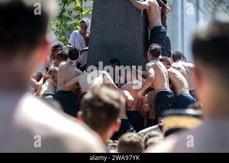 Forces militaires AMÉRICAINES. 180521MY922-0020 ANNAPOLIS, Maryland (21 mai 2018) l'académie navale américaine plébiscite une pyramide humaine autour du monument Herndon de 21 pieds de haut pour enlever un chapeau plébé que les hommes de classe supérieure ont placé sur le dessus. L'ascension de Herndon est considérée comme la pierre angulaire de l'année de première année à l'Académie navale des États-Unis une fois que la classe de première année complète l'obstacle, ils ne sont plus plébes. (Photo de l'US Navy par Kaitlin Rowell, spécialiste des communications de masse de 3e classe/publié) Banque D'Images