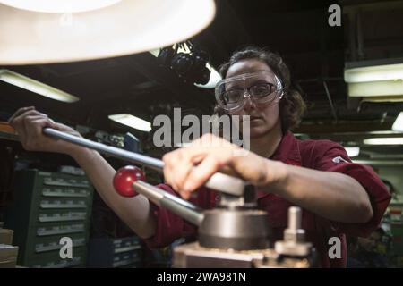 Forces militaires AMÉRICAINES. 180522KP946-0062 MER MÉDITERRANÉE (22 mai 2018) réparatrice de machines de 2e classe Giulianna Chagas, de New Milford, Connecticut, ajuste le reste de l'outil du tour AVS 2013 à bord du destroyer de missiles guidés de classe Arleigh Burke USS Donald Cook (DDG 75) le 22 mai 2018. Donald Cook, déployé à Rota, en Espagne, effectue sa septième patrouille dans la zone d’opérations de la 6e flotte américaine en soutien aux alliés et partenaires régionaux et aux intérêts de sécurité nationale des États-Unis en Europe et en Afrique. (Photo de l'US Navy par Alyssa Weeks, spécialiste en communication de masse de 2e classe / publié) Banque D'Images