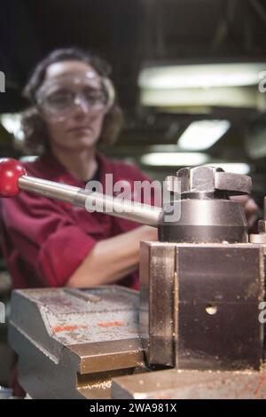 Forces militaires AMÉRICAINES. 180522KP946-0059 MER MÉDITERRANÉE (22 mai 2018) réparatrice de machines de 2e classe Giulianna Chagas, de New Milford, Connecticut, ajuste le reste de l'outil du tour AVS 2013 à bord du destroyer de missiles guidés de classe Arleigh Burke USS Donald Cook (DDG 75) le 22 mai 2018. Donald Cook, déployé à Rota, en Espagne, effectue sa septième patrouille dans la zone d’opérations de la 6e flotte américaine en soutien aux alliés et partenaires régionaux et aux intérêts de sécurité nationale des États-Unis en Europe et en Afrique. (Photo de l'US Navy par Alyssa Weeks, spécialiste en communication de masse de 2e classe / publié) Banque D'Images