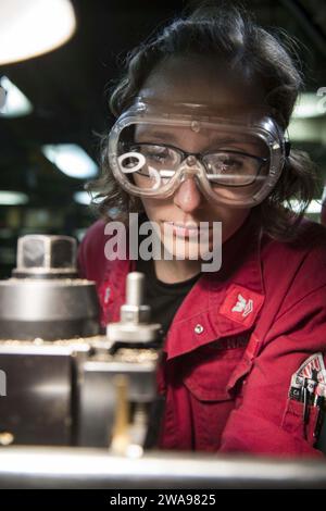 Forces militaires AMÉRICAINES. 180522KP946-0064 MER MÉDITERRANÉE (22 mai 2018) le réparateur de machines de 2e classe Giulianna Chagas, de New Milford, Connecticut, broie du métal à bord du destroyer de missiles guidés de classe Arleigh Burke USS Donald Cook (DDG 75) le 22 mai 2018. Donald Cook, déployé à Rota, en Espagne, effectue sa septième patrouille dans la zone d’opérations de la 6e flotte américaine en soutien aux alliés et partenaires régionaux et aux intérêts de sécurité nationale des États-Unis en Europe et en Afrique. (Photo de l'US Navy par Alyssa Weeks, spécialiste en communication de masse de 2e classe / publié) Banque D'Images