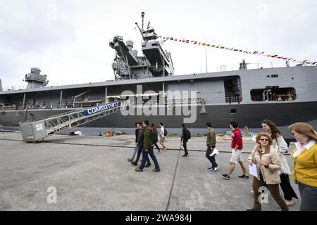 Forces militaires AMÉRICAINES. 180522XT273-012 LISBONNE, Portugal (22 mai 2018) des étudiants portugais en génie se préparent à embarquer le navire de commandement et de contrôle USS Mount Whitney (LCC 20) de la 6e flotte américaine lors d'une tournée de relations communautaires à Lisbonne, Portugal, le 22 mai 2018. Mount Whitney, le navire amiral de la 6e flotte américaine, opère avec un équipage combiné de marins de la marine américaine et de marins de la fonction publique du Military Sealift Command. (Photo de l'US Navy par Justin Stumberg, spécialiste en communication de masse de 1e classe/publié) Banque D'Images