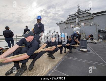 Forces militaires AMÉRICAINES. 180523PC620-0070 STATION NAVALE DE ROTA, Espagne (23 mai 2018) les marins affectés au navire de débarquement de classe Harpers Ferry USS Oak Hill (LSD 51) hissent une ligne de tempête sur le praguet du navire pendant la mer et les détails de l'ancre alors que le navire arrive à la station navale de Rota, Espagne, le 23 mai 2018. Oak Hill, domicilié à Virginia Beach, Virginie, mène des opérations navales dans la zone d'opérations de la 6e flotte américaine. (Photo de l'US Navy par Michael H. Lehman, spécialiste des communications de masse de 3e classe/publié) Banque D'Images