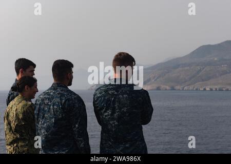 Forces militaires AMÉRICAINES. 180523NQ487-0171 MER MÉDITERRANÉE (23 mai 2018) des marins observent Souda Bay, Crète depuis le poste d'envol à bord du porte-avions de classe Nimitz USS Harry S. Truman (CVN 75). Truman opère actuellement dans la zone de responsabilité du commandant de la 6e flotte à l'appui des opérations de sécurité maritime aux côtés des alliés. (Photo de l'US Navy par Kaysee Lohmann, spécialiste des communications de masse de 3e classe/publié) Banque D'Images