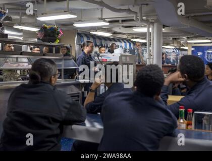 Forces militaires AMÉRICAINES. 180527PC620-0008 NORTH SEA (27 mai 2018) Jamie Robertson, spécialiste en chef de la logistique, de Pensacola, en Floride, prononce une allocution lors d'une célébration du mois du patrimoine des Asiatiques-Américains et des insulaires du Pacifique sur les ponts du navire de débarquement de classe Harpers Ferry USS Oak Hill (LSD 51) le 27 mai 2018. Oak Hill, domicilié à Virginia Beach, Virginie, mène des opérations navales dans la zone d'opérations de la 6e flotte américaine. (Photo de l'US Navy par Michael H. Lehman, spécialiste des communications de masse de 3e classe/publié) Banque D'Images