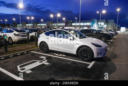 Les véhicules Tesla sont chargés à une borne de recharge de l'usine Tesla, Grünheide, 13.01.2023 Banque D'Images