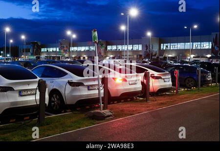 Les véhicules Tesla sont chargés à une borne de recharge de l'usine Tesla, Grünheide, 13.01.2023 Banque D'Images