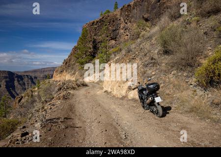 BMW R 850 GS moto sur route non pavée dans les montagnes, GC-604, Mirador el Acueducto, Barranco de Excusabaraja, Parque Natural de Pilancones, Gran ca Banque D'Images