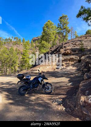 BMW R 850 GS moto sur route non goudronnée dans les montagnes, GC-604, Fuente de Don Simeon, Parque Natural de Pilancones, Gran Canaria, Îles Canaries Banque D'Images