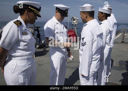 Forces militaires AMÉRICAINES. 180529KP946-0043 MER MÉDITERRANÉE (29 mai 2018) Cmdt. Kelley Jones, à gauche, officier exécutif du destroyer de missiles guidés de classe Arleigh Burke USS Donald Cook (DDG 75), et le chef du contrôle des incendies Adam Tolar, de Boulder City, Nevada, inspectent les uniformes des marins le 29 mai 2018. Donald Cook, déployé à Rota, en Espagne, effectue sa septième patrouille dans la zone d’opérations de la 6e flotte américaine en soutien aux alliés et partenaires régionaux et aux intérêts de sécurité nationale des États-Unis en Europe et en Afrique. (Photo de l'US Navy par Alyssa Weeks, spécialiste en communication de masse de 2e classe / publié) Banque D'Images