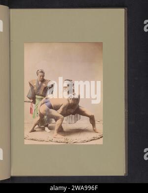Deux lutteurs de sumo et un arbitre, c. 1887 - en 1897 ou avant photographie Yokohamajapan support photographique albumen print catch (sport) (+ le concours (sports, jeux, etc.)). lutte (sport) (+ juge, arbitre, arbitre (sports, jeux, etc.)) Banque D'Images