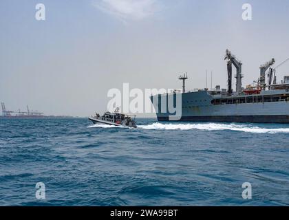 Forces militaires AMÉRICAINES. 180530FD185-08429 GOLFE DE TADJOURA, Djibouti (30 mai 2018) des marins affectés au Groupe de travail (TG) 68,6 assurent la sécurité portuaire du graisseur de réapprovisionnement de la flotte de classe Henry J. Kaiser USNS Big Horn (T-AO 198) dans le port de Doraleh, Djibouti, le 30 mai 2018. Le TG-68,6 est déployé à l'avant dans la zone d'opérations de la 6e flotte américaine et mène des opérations navales et interarmées, souvent de concert avec des partenaires alliés et interagences, afin de promouvoir les intérêts nationaux américains, la sécurité et la stabilité en Europe et en Afrique. (Photo de l'US Navy par Engineman 2e classe Carlos Monsalve/publié) Banque D'Images