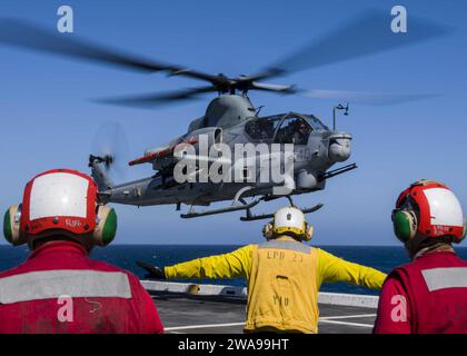 Forces militaires AMÉRICAINES. Les marins américains affectés au quai de transport amphibie de classe San Antonio USS Anchorage (LPD 23), signalent un hélicoptère AH-1Z Viper, attaché au détachement d'hélicoptères d'attaque légère des Marines Medium Tiltrotor Squadron (VMM) 166, sur le pont d'envol lors de l'exercice d'unité d'entraînement composite (COMPTUEX) dans l'océan Pacifique le 31 mai 2018. COMPTUEX est le dernier exercice de pré-déploiement qui certifie les capacités du groupe combiné Essex Amphibious Ready et de la 13e unité expéditionnaire maritime à mener des opérations militaires en mer et à projeter de la puissance à terre au cours de leur prochain dépôt Banque D'Images