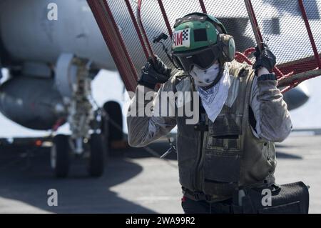 Forces militaires AMÉRICAINES. 180601UJ486-0473 ADRIATIC SEA (1 juin 2018) mécanicien de structures aéronautiques Jeremy Lanyon transporte de l'équipement de maintenance sur le pont d'envol à bord du porte-avions de classe Nimitz USS Harry S. Truman (CVN 75). Truman opère actuellement dans la zone de responsabilité du commandant de la 6e flotte à l'appui des opérations de sécurité maritime aux côtés des alliés. (Photo de l'US Navy par Rebekah A. Watkins, spécialiste des communications de masse de 3e classe/publié) Banque D'Images