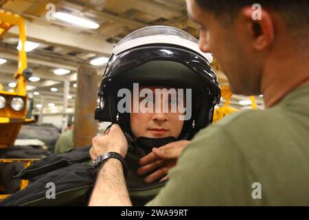 Forces militaires AMÉRICAINES. 180602DL117-0040 MER MÉDITERRANÉE (2 juin 2018) le Cpl Nicholas Bennett, un mitrailleur affecté à l'équipe de débarquement du bataillon, 26th Marine Expeditionary Unit, met une combinaison de destruction d'engins explosifs (EOD) lors d'une classe de familiarisation EOD à bord du quai de transport amphibie de la classe San Antonio USS New York (LPD 21) le 2 juin 2018. La classe est conçue pour éduquer les Marines sur les exigences et les exigences de devenir un technicien EOD. La 6e flotte américaine, basée à Naples, en Italie, mène le spectre complet des opérations navales et interarmées, souvent de concert avec tous Banque D'Images