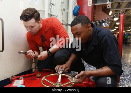 Forces militaires AMÉRICAINES. 180601ZH683-0249 ADRIATIC SEA (1 juin 2018) Aviation Ordnanceman Airman David Garcia, à gauche, et Aviation Ordnanceman Airman Kaylan Life effectuent la maintenance d'une chauve dans une galère à bord du porte-avions de classe Nimitz USS Harry S. Truman (CVN 75). Truman opère actuellement dans la zone de responsabilité du commandant de la 6e flotte à l'appui des opérations de sécurité maritime aux côtés des alliés. (Photo de l'US Navy par Juan Sotolongo, spécialiste des communications de masse de 3e classe/libéré) Banque D'Images