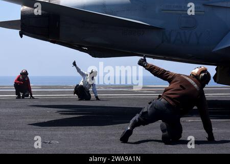 Forces militaires AMÉRICAINES. 180602PE636-0117 MER ADRIATIQUE (2 juin 2018) signal des marins pour le lancement d'un avion, affecté à la Carrier Air Wing (CVW) 1, sur le pont d'envol à bord du porte-avions de classe Nimitz USS Harry S. Truman (CVN 75). Truman opère actuellement dans la zone de responsabilité du commandant de la 6e flotte à l'appui des opérations de sécurité maritime aux côtés des alliés. (Photo de l'US Navy par Anthony Flynn, spécialiste des communications de masse de 2e classe/publié) Banque D'Images