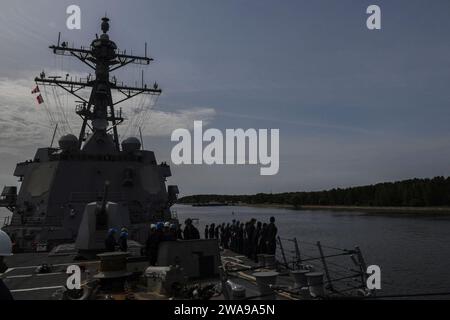 Forces militaires AMÉRICAINES. 180603FP878-053 KLAIPEDA, Lituanie (3 juin 2018) le destroyer à missiles guidés de classe Arleigh Burke USS Bainbridge (DDG 96) quitte Klaipeda, Lituanie, pendant l'exercice Baltic Operations (BALTOPS) le 2018 juin 3. BALTOPS est le premier exercice annuel axé sur la mer dans la région de la Baltique et l'un des plus grands exercices en Europe du Nord, améliorant la flexibilité et l'interopérabilité entre les nations alliées et partenaires. (Photo de l'US Navy par Theron J. Godbold, spécialiste en communication de masse de 1e classe/publié) Banque D'Images