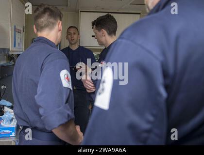 Forces militaires AMÉRICAINES. 180603PC620-0006 KLAIPEDA, Lituanie (3 juin 2018) le lieutenant Benjamin Schwabe, centre, consulte des membres de la Royal Navy britannique dans le service médical du navire de débarquement de classe Harpers Ferry USS Oak Hill (LSD 51) le 3 juin 2018. Oak Hill, dont le siège se trouve à Virginia Beach, en Virginie, mène des opérations navales dans la zone d'opérations de la 6e flotte américaine. (Photo de l'US Navy par Michael H. Lehman, spécialiste des communications de masse de 3e classe/publié) Banque D'Images