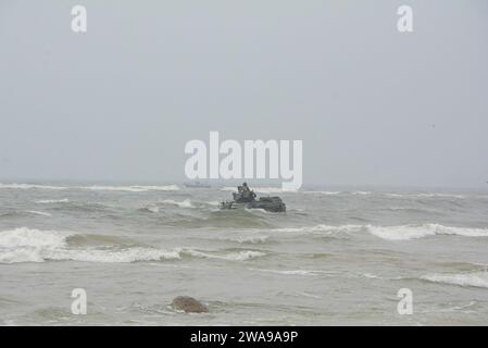 Forces militaires AMÉRICAINES. 180604WF810-010 KLAIPEDA, Lituanie (4 juin 2018) un véhicule amphibie d'assaut AAV-P7/A1 (USMC) transportant du personnel des Marines des États-Unis et de la Roumanie se dirige vers le rivage au cours d'un assaut amphibie simulé dans le cadre des opérations baltes (BALTOPS) 2018. BALTOPS est le premier exercice annuel axé sur la mer dans la région de la Baltique et l'un des plus grands exercices d'Europe du Nord visant à améliorer la flexibilité et l'interopérabilité entre les pays alliés et partenaires. (Photo de l'US Navy par Adam C. Stapleton, spécialiste en communication de masse de 1e classe/libéré) Banque D'Images