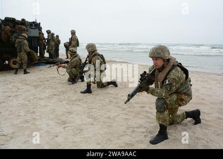 Forces militaires AMÉRICAINES. 180604WF810-007 KLAIPEDA, Lituanie (4 juin 2018) des marines roumains sécurisent le rivage de la plage lors d'un assaut amphibie simulé dans le cadre des opérations baltes (BALTOPS) 2018. BALTOPS est le premier exercice annuel axé sur la mer dans la région de la Baltique et l'un des plus grands exercices d'Europe du Nord visant à améliorer la flexibilité et l'interopérabilité entre les pays alliés et partenaires. (Photo de l'US Navy par Adam C. Stapleton, spécialiste en communication de masse de 1e classe/libéré) Banque D'Images