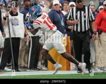 Le récepteur large des rebelles du Mississippi Dayton Wade (19 ans) attrape le ballon tout en gardant ses 2 pieds dans les limites pendant le deuxième quart-temps Chick-fil-A Peach Bowl College match de football entre Pen State vs Mississippi Rebels au stade Mercedes-Benz le 1er janvier 2023 à Atlanta, Géorgie. Les rebelles du Mississippi battent Pen State 38-25 (David Venezia / image du sport) Banque D'Images