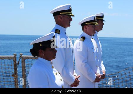 Forces militaires AMÉRICAINES. OCÉAN ATLANTIQUE (8 juin 2018) Chef de commandement Mildred Rivera-Fisher, chef de commandement à bord du destroyer de missiles guidés de classe Arleigh Burke USS the Sullivans (DDG 68), à gauche, Cmdt. Pat Eliason, directeur général, centre, et Cmdt. Russ Moore, commandant, rend hommage à 20 anciens combattants inhumés lors d'un enterrement en mer à bord du navire le 8 juin 2018. Les Sullivans, domiciliés à Mayport, en Floride, mènent des opérations navales dans la zone d'opérations de la 6e flotte américaine à l'appui des intérêts de sécurité nationale des États-Unis en Europe et en Afrique. (Photo de l'US Navy par Lt. Banque D'Images