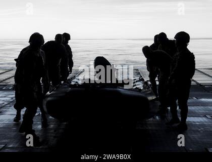 Forces militaires AMÉRICAINES. 180608PC620-0288 MER BALTIQUE (8 juin 2018) marins affectés au navire de débarquement de classe Harpers Ferry USS Oak Hill (LSD 51) et des membres du 307e régiment d’infanterie navale roumain transportent un engin de raidissement en caoutchouc de combat sur le pont du navire lors d’un exercice conjoint de récupération du personnel pour l’exercice Baltic Operations (BALTOPS) 2018, juin 8. BALTOPS est le premier exercice annuel axé sur la mer dans la région de la Baltique et l'un des plus grands exercices d'Europe du Nord visant à améliorer la flexibilité et l'interopérabilité entre les pays alliés et partenaires. (Photo de l'US Navy par Mass Commu Banque D'Images