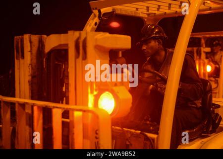 Forces militaires AMÉRICAINES. 180608ZU710-0008 MER MÉDITERRANÉE (8 juin 2018) Shiju Philipose, spécialiste de la logistique de 1e classe, transporte des fournitures dans la baie du hangar à bord du porte-avions de classe Nimitz USS Harry S. Truman (CVN 75). Harry S. Truman est actuellement déployé dans le cadre d'une rotation continue des forces américaines soutenant les opérations de sécurité maritime dans les eaux internationales du monde entier. (Photo de l'US Navy par Michael Chen, spécialiste des communications de masse de 3e classe/publié) Banque D'Images