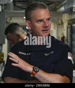 Forces militaires AMÉRICAINES. 180612XT273-368 MER BALTIQUE (12 juin 2018) l'amiral arrière Guy Robinson, OBE, Royal Navy, commandant adjoint, Forces navales de frappe et de soutien OTAN, rencontre le capitaine turc Serhat Demir, commandant, à bord de la frégate de classe Gabya TCG Gediz (F495) le 12 juin, pendant l'exercice Baltic Operations (BALTOPS) 2018. BALTOPS est le premier exercice annuel axé sur la mer dans la région de la Baltique et l'un des plus grands exercices d'Europe du Nord visant à améliorer la flexibilité et l'interopérabilité entre les pays alliés et partenaires. (Photo de l'US Navy par Justin, spécialiste en communication de masse de 1e classe Banque D'Images