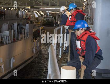 Forces militaires AMÉRICAINES. 180613PC620-0164 BALTIC SEA (13 juin 2018) les marins affectés au navire de débarquement à quai de classe Harpers Ferry USS Oak Hill (LSD 51) dressent une ligne en tant que Landing Craft Utility 1656, attachée à l'unité Beachmaster 2, entrent dans le pont du puits lors d'un chargement d'engins à l'appui de l'exercice Baltic Operations (BALTOPS) 2018, juin 13. BALTOPS est le premier exercice annuel axé sur la mer dans la région de la Baltique et l'un des plus grands exercices d'Europe du Nord visant à améliorer la flexibilité et l'interopérabilité entre les pays alliés et partenaires. (Photo de l'US Navy par Mass communication Specialist 3rd Class M. Banque D'Images