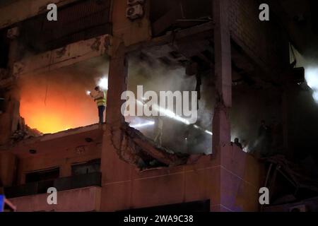 Pékin, Liban. 2 janvier 2024. Les sauveteurs travaillent dans un appartement appartenant au mouvement Hamas détruit par une attaque israélienne dans la banlieue sud de Beyrouth, au Liban, le 2 janvier 2024. Le Hamas a annoncé un gel des négociations de cessez-le-feu avec Israël après que le chef adjoint de la faction, Saleh al-Arouri, a été tué mardi soir dans une attaque israélienne au Liban, a déclaré une source palestinienne à Xinhua. Crédit : Bilal Jawich/Xinhua/Alamy Live News Banque D'Images