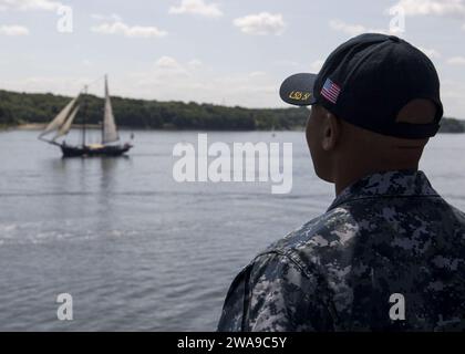 Forces militaires AMÉRICAINES. 180615TJ319-0109 MER BALTIQUE (15 juin 2018) Marius Eaddy, spécialiste culinaire en chef principal, manipule les rails à bord du navire de débarquement de la classe Harpers Ferry USS Oak Hill (LSD 51) alors que le navire arrive à Kiel, en Allemagne, le 15 juin 2018. Oak Hill, dont le siège se trouve à Virginia Beach, en Virginie, mène des opérations navales dans la zone d'opérations de la 6e flotte américaine. (Photo de la marine américaine par Jessica L. Dowell, spécialiste en communication de masse de 3e classe/publié) Banque D'Images