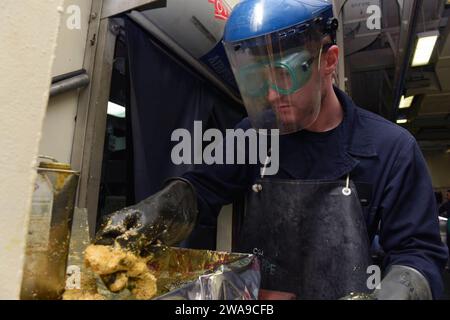 Forces militaires AMÉRICAINES. 180618ZH683-0056 MER MÉDITERRANÉE (18 juin 2018) mécanicien de structures aéronautiques Luke Willis décape la peinture d'une tige métallique dans le tunnel AIMD à bord de l'USS Harry S. Truman (CVN 75). Harry S. Truman opère actuellement dans la zone de responsabilité de la 6e flotte américaine à l'appui des opérations de sécurité maritime aux côtés des alliés. (Photo de l'US Navy par Juan Sotolongo, spécialiste des communications de masse de 3e classe/libéré) Banque D'Images