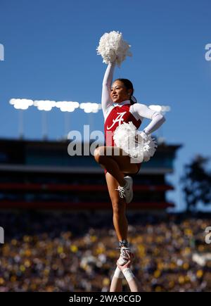 Pasadena, Californie, États-Unis. 01 janvier 2024. Alabama Crimson Tide Cheerleader lors du match de demi-finale du Rose Bowl de la CFP entre les Wolverines du Michigan et les Crimson Tide de l'Alabama au Rose Bowl à Pasadena, en Californie. Crédit photo obligatoire : Charles Baus/CSM/Alamy Live News Banque D'Images