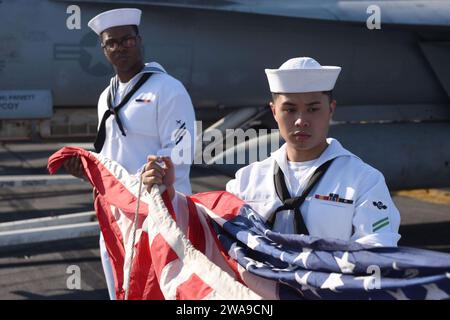 Forces militaires AMÉRICAINES. 180621EA818-0178 MARSEILLE, France (21 juin 2018) technicien cryptologique (technique) le matelot Theodric Michael, à gauche, et l'aviateur Jaiden Salem se préparent à hisser l'enseigne nationale sur le pont d'envol à bord du porte-avions de la classe Nimitz USS Harry S. Truman (CVN 75). Harry S. Truman est actuellement déployé dans le cadre d'une rotation continue des forces américaines soutenant les opérations de sécurité maritime dans les eaux internationales du monde entier. (Photo de l'US Navy par Thomas Gooley, spécialiste des communications de masse de 2e classe/publié) Banque D'Images