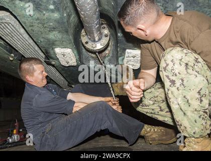 Forces militaires AMÉRICAINES. 180621PC620-0008 MER BALTIQUE (21 juin 2018) Homme de 1e classe Robert Petrach, à gauche, Jeremy Allan, compagnon du chef Boatswain, retire un boulon de l'arbre d'entraînement du Landing Craft Utility 1656, attaché à l'Assault Craft Unit 2, dans le pont du navire de débarquement de la classe Harpers Ferry USS Oak Hill (LSD 51), le 21 juin 2018. Oak Hill, domicilié à Virginia Beach, Virginie, mène des opérations navales dans la zone d'opérations de la 6e flotte américaine. (Photo de l'US Navy par Michael H. Lehman, spécialiste des communications de masse de 3e classe/publié) Banque D'Images