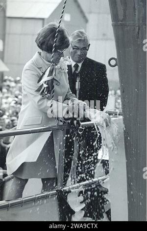 Forces militaires AMÉRICAINES. 180622N0101-1001 WASHINGTON (22 juin 2018) photo de Catherine Nimitz Lay, fille de l'amiral Chester W. Nimitz, cassant une bouteille de champagne pour baptiser le porte-avions USS Nimitz (CVN 68), 13 mai 1972. (Photo de l'US Navy fournie par les archives photo de l'USS Nimitz/publiée) Banque D'Images