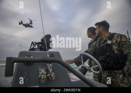 Forces militaires AMÉRICAINES. 180625JI086-537 STATION NAVALE DE ROTA, Espagne (25 juin 2018) les forces d'opérations spéciales américaines se repoussent d'un MV-22 Osprey tandis que les marins affectés au destroyer de missiles guidés de classe Arleigh Burke USS porter (DDG 78) assurent la surveillance de sécurité à partir de bateaux gonflables à coque rigide, le 25 juin 2018. Porter, déployé à Rota, en Espagne, en est à sa cinquième patrouille dans la zone d'opérations de la 6e flotte américaine en appui aux intérêts de sécurité nationale des États-Unis en Europe et en Afrique. (Photo de l'US Navy par Ford Williams, spécialiste des communications de masse de 2e classe/publiée) Banque D'Images