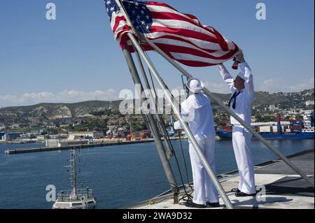 Forces militaires AMÉRICAINES. 180625UJ486-0085 MARSEILLE, France (25 juin 2018) technicien cryptologique (technique) 2e classe Tivon Jones. À gauche, et l'aviateur James Warren abaisse l'enseigne nationale sur le pont d'envol à bord du porte-avions de la classe Nimitz USS Harry S. Truman (CVN 75). Harry S. Truman est actuellement déployé dans le cadre d'une rotation continue des forces américaines soutenant les opérations de sécurité maritime dans les eaux internationales du monde entier. (Photo de l'US Navy par Rebekah A. Watkins, spécialiste des communications de masse de 3e classe/publié) Banque D'Images