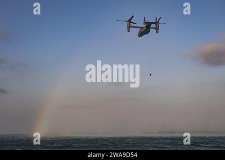 Forces militaires AMÉRICAINES. 180626JI086-018 STATION NAVALE DE ROTA, Espagne (26 juin 2018) les forces d'opérations spéciales américaines se repoussent d'un MV-22 Osprey tandis que les marins affectés au destroyer de missiles guidés de classe Arleigh Burke USS porter (DDG 78) assurent la surveillance de sécurité à partir de bateaux gonflables à coque rigide, le 26 juin 2018. Porter, déployé à l’avant à Rota, en Espagne, en est à sa cinquième patrouille dans la zone d’opérations de la 6e flotte américaine en appui aux intérêts de sécurité nationale des États-Unis en Europe et en Afrique. (Photo de l'US Navy par Ford Williams, spécialiste des communications de masse de 2e classe/publiée) Banque D'Images