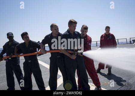 Forces militaires AMÉRICAINES. 180626KP946-0051 MER MÉDITERRANÉE (26 juin 2018) des marins participent à une formation de maniement de lance-flammes à bord du destroyer de missiles guidés de classe Arleigh Burke USS Donald Cook (DDG 75) le 26 juin 2018. Donald Cook, déployé à Rota, en Espagne, effectue sa septième patrouille dans la zone d’opérations de la 6e flotte américaine en soutien aux alliés et partenaires régionaux et aux intérêts de sécurité nationale des États-Unis en Europe et en Afrique. (Photo de l'US Navy par Alyssa Weeks, spécialiste en communication de masse de 2e classe / publié) Banque D'Images