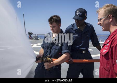 Forces militaires AMÉRICAINES. 180626KP946-0049 MER MÉDITERRANÉE (26 juin 2018) des marins participent à une formation de maniement de lance-flammes à bord du destroyer de missiles guidés de classe Arleigh Burke USS Donald Cook (DDG 75) le 26 juin 2018. Donald Cook, déployé à Rota, en Espagne, effectue sa septième patrouille dans la zone d’opérations de la 6e flotte américaine en soutien aux alliés et partenaires régionaux et aux intérêts de sécurité nationale des États-Unis en Europe et en Afrique. (Photo de l'US Navy par Alyssa Weeks, spécialiste en communication de masse de 2e classe / publié) Banque D'Images