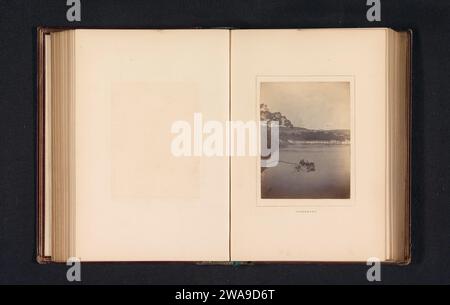 Vue de Tobermory sur Mull, George Washington Wilson, c. 1858 - en ou avant 1868 photographie Ecosse support photographique impression albumen vue de la ville, et paysage avec des constructions artificielles. île. golfe, baie Tobermory Banque D'Images