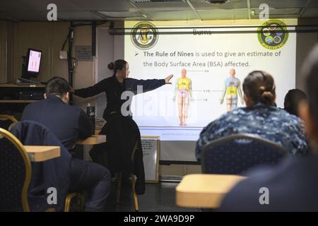 Forces militaires AMÉRICAINES. 180626XT273-019 NORTH SEA (26 juin 2018) l'hospitalière Carolyn Dunham enseigne les premiers soins à bord du navire de commandement et de contrôle de la classe Blue Ridge USS Mount Whitney (LCC 20) le 26 juin 2018, en mer du Nord. Le Mount Whitney, déployé à Gaeta, en Italie, opère avec un équipage combiné de marins de la marine américaine et de marins de la fonction publique du Military Sea Lift Command. (Photo de l'US Navy par Justin Stumberg, spécialiste en communication de masse de 1e classe/publié) Banque D'Images